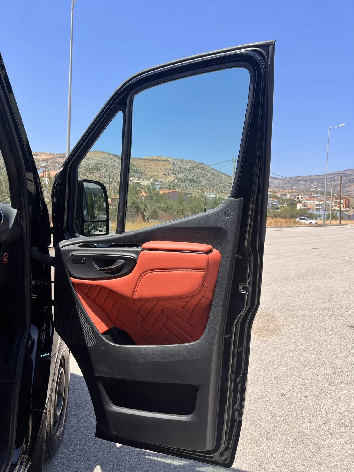 Επένδυση πόρτας σε κόκκινο και μαύρο
